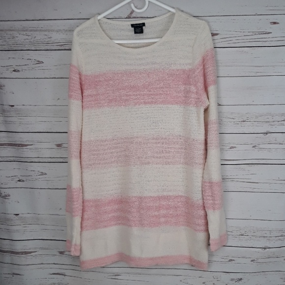 Calvin Klein Sweaters - ♥️5/$25 long sleeve pink sweater cut out back